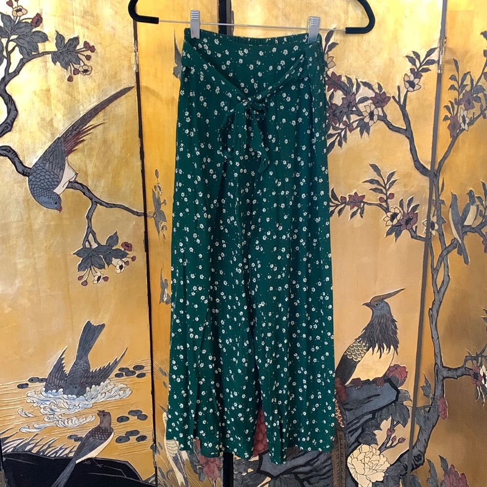FAITHFUL THE BRAND Green Floral Split Leg Capris | Size 4